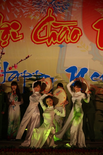 Chương trình văn nghệ mở màn bằng tiết mục hát múa Việt Nam quê hương tôi